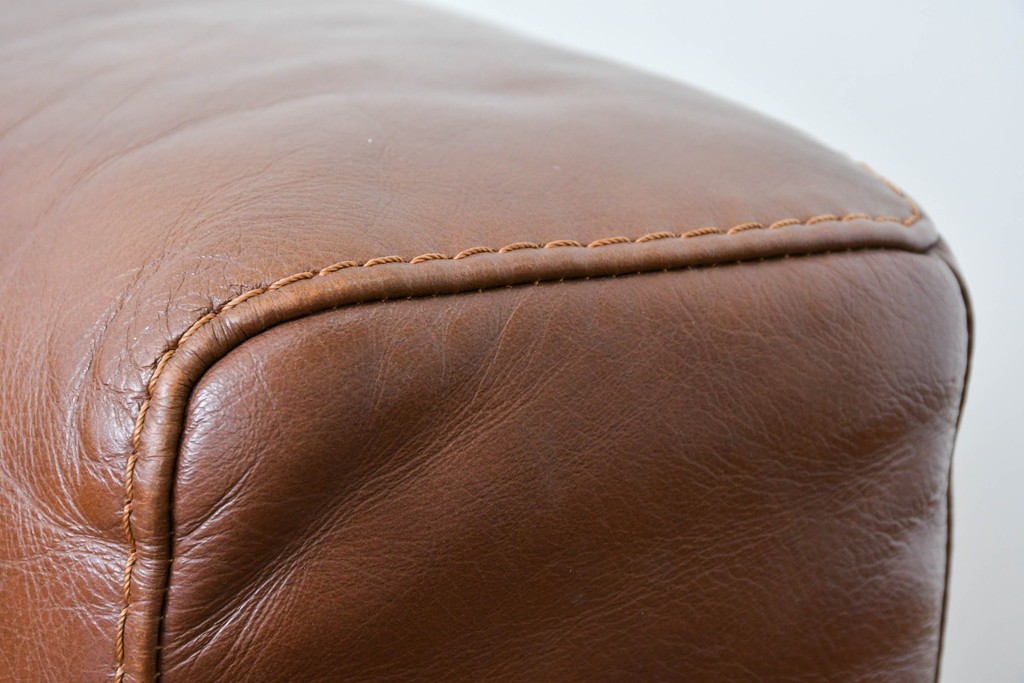 中古　美品　IDC大塚家具取り扱い　ゆったりくつろげる一人掛けレザーソファ2脚セット　(R-087257)