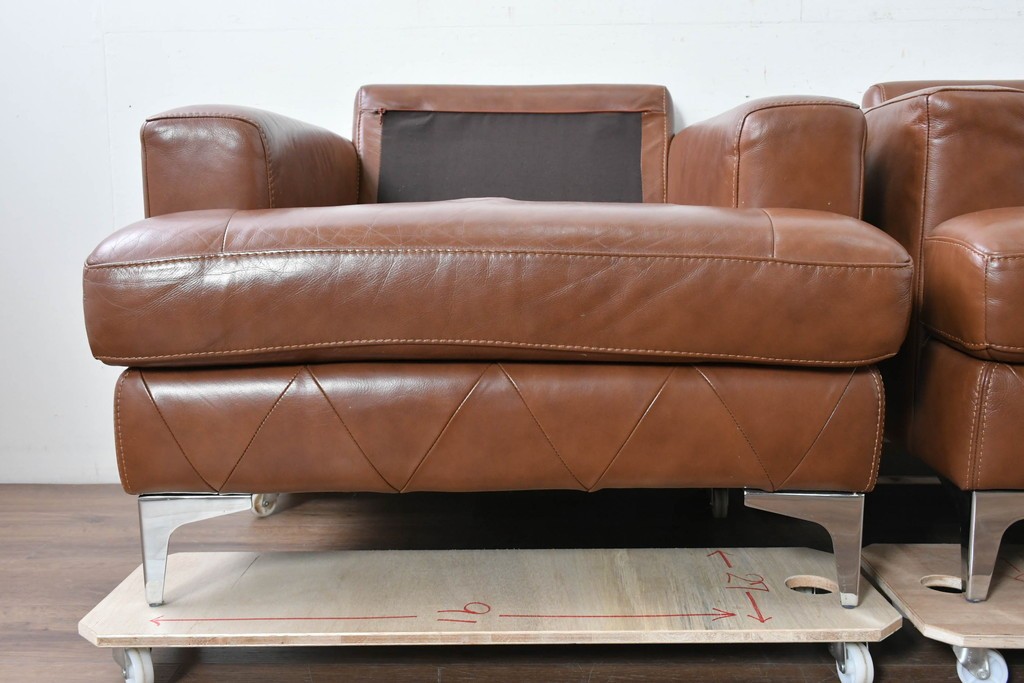 中古　美品　IDC大塚家具取り扱い　ゆったりくつろげる一人掛けレザーソファ2脚セット　(R-087257)