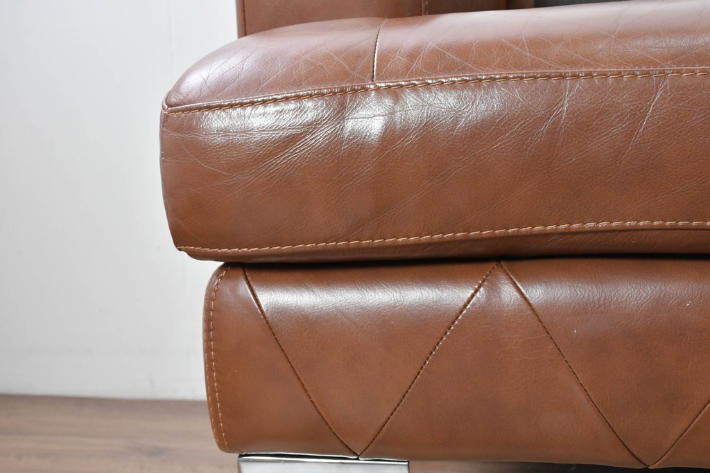 中古　美品　IDC大塚家具取り扱い　ゆったりくつろげる一人掛けレザーソファ2脚セット　(R-087257)