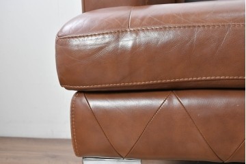 中古　美品　IDC大塚家具取り扱い　ゆったりくつろげる一人掛けレザーソファ2脚セット　(R-087257)