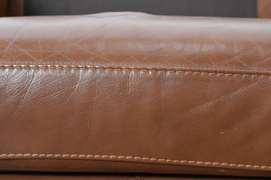 中古　美品　IDC大塚家具取り扱い　ゆったりくつろげる一人掛けレザーソファ2脚セット　(R-087257)