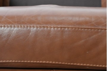 中古　美品　IDC大塚家具取り扱い　ゆったりくつろげる一人掛けレザーソファ2脚セット　(R-087257)