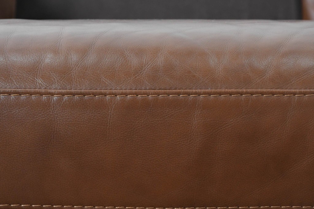 中古　美品　IDC大塚家具取り扱い　ゆったりくつろげる一人掛けレザーソファ2脚セット　(R-087257)