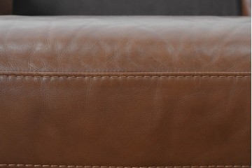 中古　美品　IDC大塚家具取り扱い　ゆったりくつろげる一人掛けレザーソファ2脚セット　(R-087257)