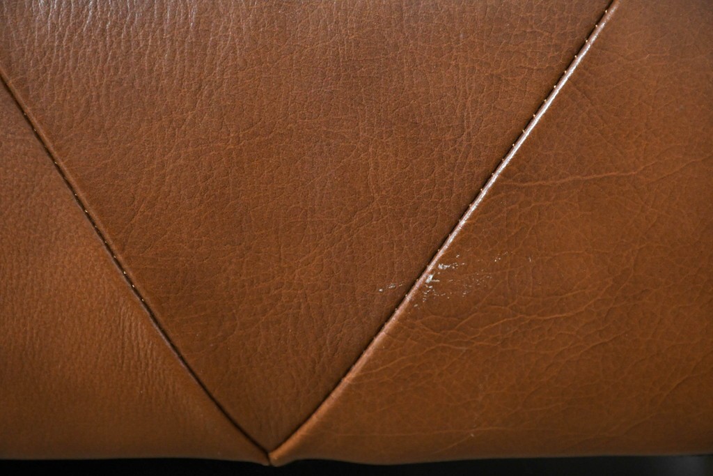 中古　美品　IDC大塚家具取り扱い　ゆったりくつろげる一人掛けレザーソファ2脚セット　(R-087257)