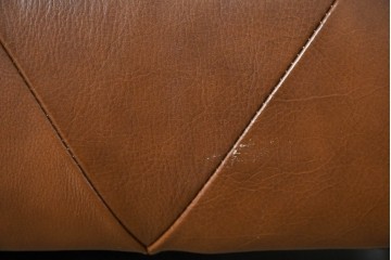 中古　美品　IDC大塚家具取り扱い　ゆったりくつろげる一人掛けレザーソファ2脚セット　(R-087257)