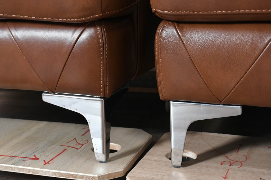 中古　美品　IDC大塚家具取り扱い　ゆったりくつろげる一人掛けレザーソファ2脚セット　(R-087257)