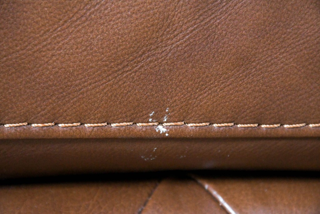 中古　美品　IDC大塚家具取り扱い　ゆったりくつろげる一人掛けレザーソファ2脚セット　(R-087257)