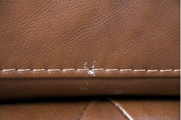 中古　美品　IDC大塚家具取り扱い　ゆったりくつろげる一人掛けレザーソファ2脚セット　(R-087257)