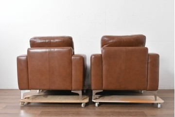 中古　美品　IDC大塚家具取り扱い　ゆったりくつろげる一人掛けレザーソファ2脚セット　(R-087257)