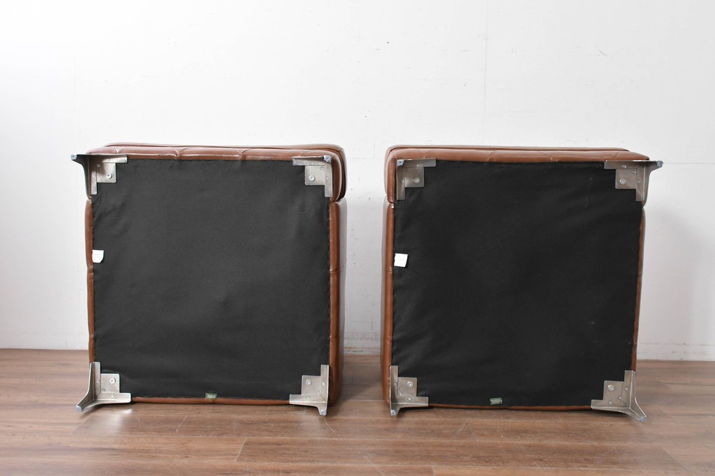 中古　美品　IDC大塚家具取り扱い　ゆったりくつろげる一人掛けレザーソファ2脚セット　(R-087257)