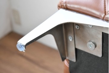 中古　美品　IDC大塚家具取り扱い　ゆったりくつろげる一人掛けレザーソファ2脚セット　(R-087257)