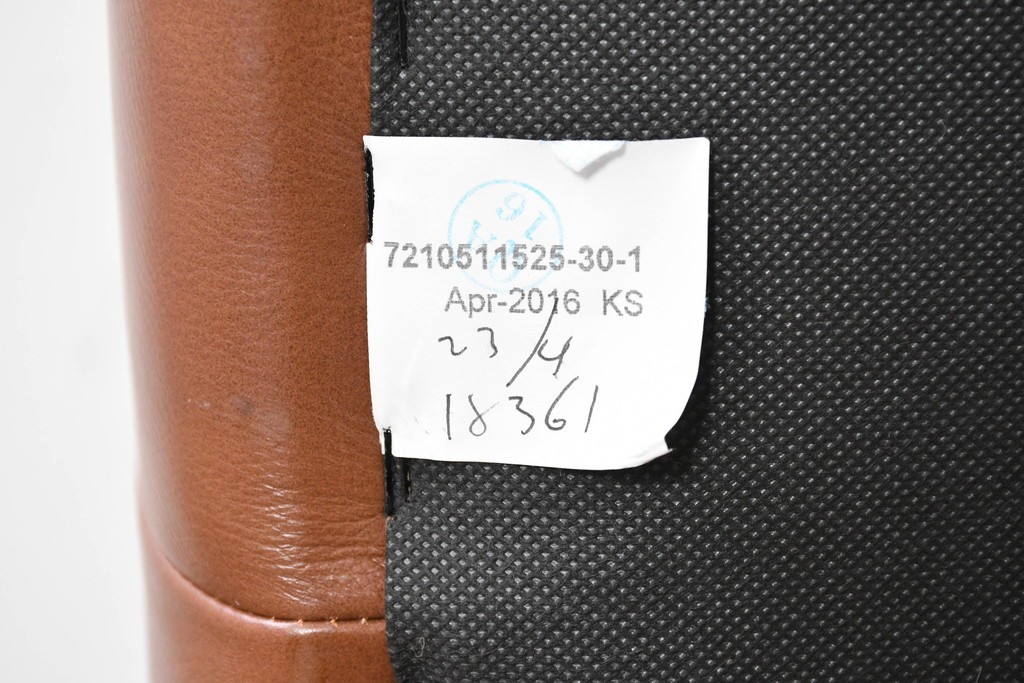 中古　美品　IDC大塚家具取り扱い　ゆったりくつろげる一人掛けレザーソファ2脚セット　(R-087257)