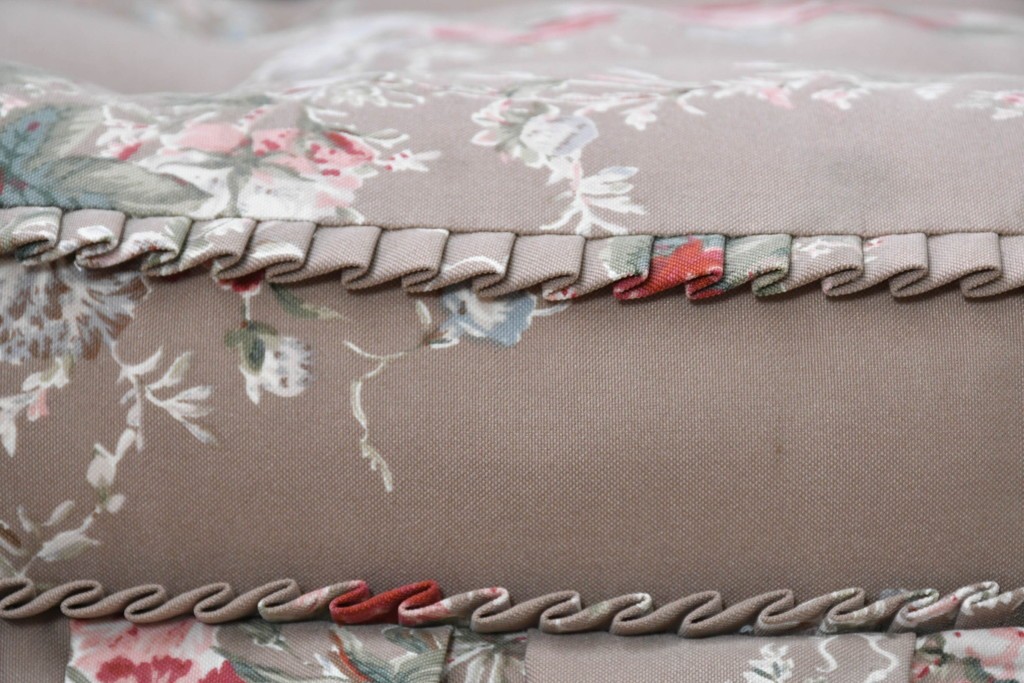 中古　美品　飛騨産業　キツツキ　穂高シリーズ　花柄とフリルが華やかな1人掛けソファ5脚セット　定価(5脚合計)約65万円　(R-087258)