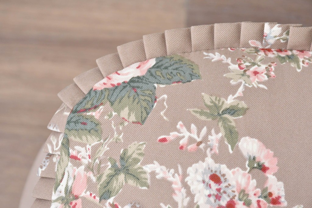 中古　美品　飛騨産業　キツツキ　穂高シリーズ　花柄とフリルが華やかなオットマン　(R-087259)