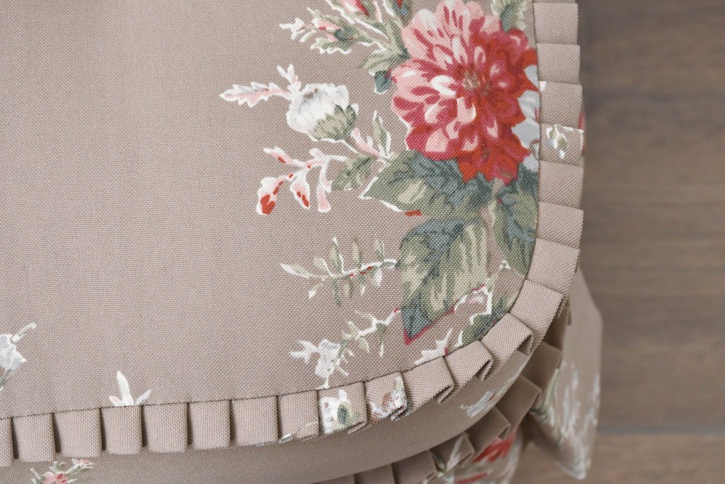 中古　美品　飛騨産業　キツツキ　穂高シリーズ　花柄とフリルが華やかなオットマン　(R-087259)