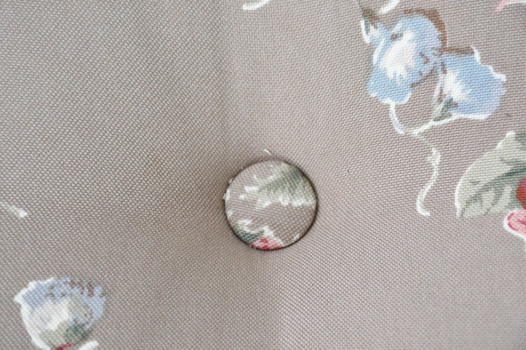 中古　美品　飛騨産業　キツツキ　穂高シリーズ　花柄とフリルが華やかなオットマン　(R-087259)