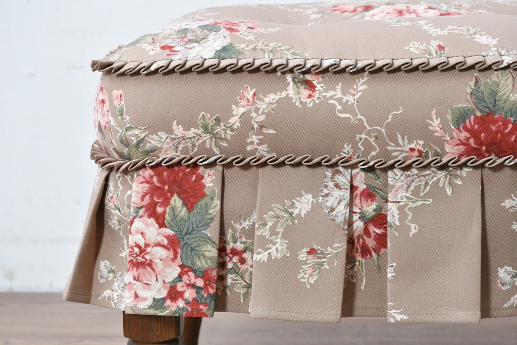 中古　美品　飛騨産業　キツツキ　穂高シリーズ　花柄とフリルが華やかなオットマン　(R-087259)