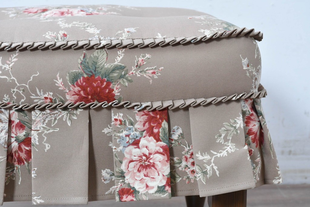 中古　美品　飛騨産業　キツツキ　穂高シリーズ　花柄とフリルが華やかなオットマン　(R-087259)