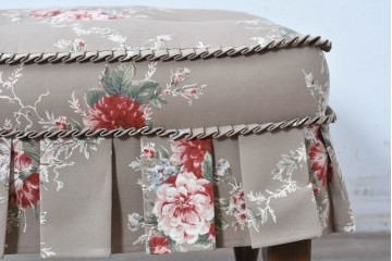 中古　美品　飛騨産業　キツツキ　穂高シリーズ　花柄とフリルが華やかなオットマン　(R-087259)