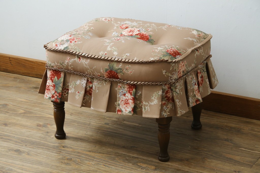 中古　美品　飛騨産業　キツツキ　穂高シリーズ　花柄とフリルが華やかなオットマン　(R-087259)