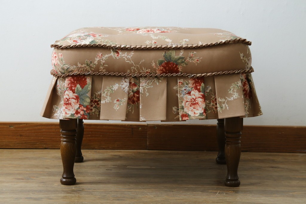 中古　美品　飛騨産業　キツツキ　穂高シリーズ　花柄とフリルが華やかなオットマン　(R-087259)