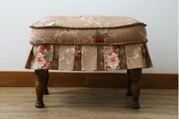 中古　美品　飛騨産業　キツツキ　穂高シリーズ　花柄とフリルが華やかなオットマン　(R-087259)