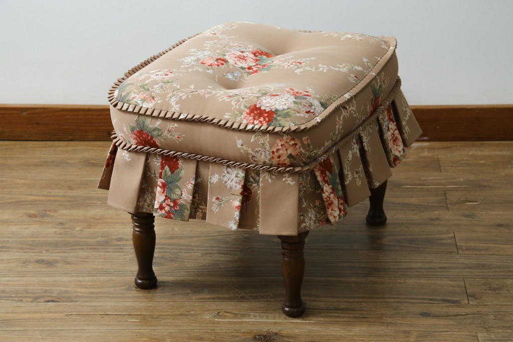 中古　美品　飛騨産業　キツツキ　穂高シリーズ　花柄とフリルが華やかなオットマン　(R-087259)