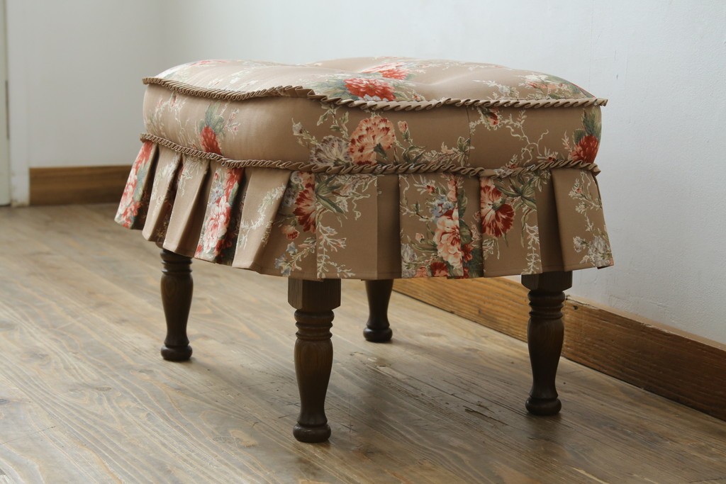 中古　美品　飛騨産業　キツツキ　穂高シリーズ　花柄とフリルが華やかなオットマン　(R-087259)