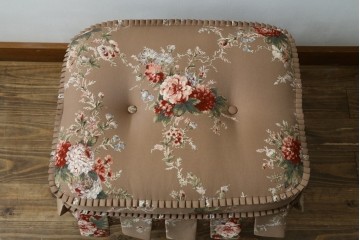 中古　美品　飛騨産業　キツツキ　穂高シリーズ　花柄とフリルが華やかなオットマン　(R-087259)