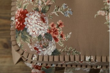 中古　美品　飛騨産業　キツツキ　穂高シリーズ　花柄とフリルが華やかなオットマン　(R-087259)