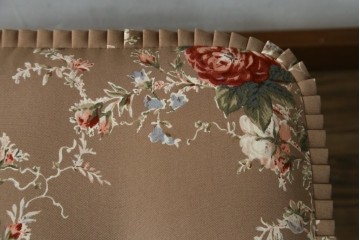 中古　美品　飛騨産業　キツツキ　穂高シリーズ　花柄とフリルが華やかなオットマン　(R-087259)