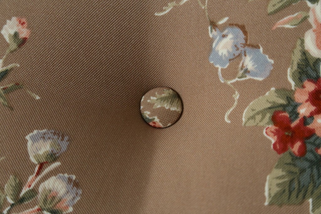 中古　美品　飛騨産業　キツツキ　穂高シリーズ　花柄とフリルが華やかなオットマン　(R-087259)