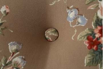 中古　美品　飛騨産業　キツツキ　穂高シリーズ　花柄とフリルが華やかなオットマン　(R-087259)