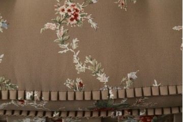 中古　美品　飛騨産業　キツツキ　穂高シリーズ　花柄とフリルが華やかなオットマン　(R-087259)