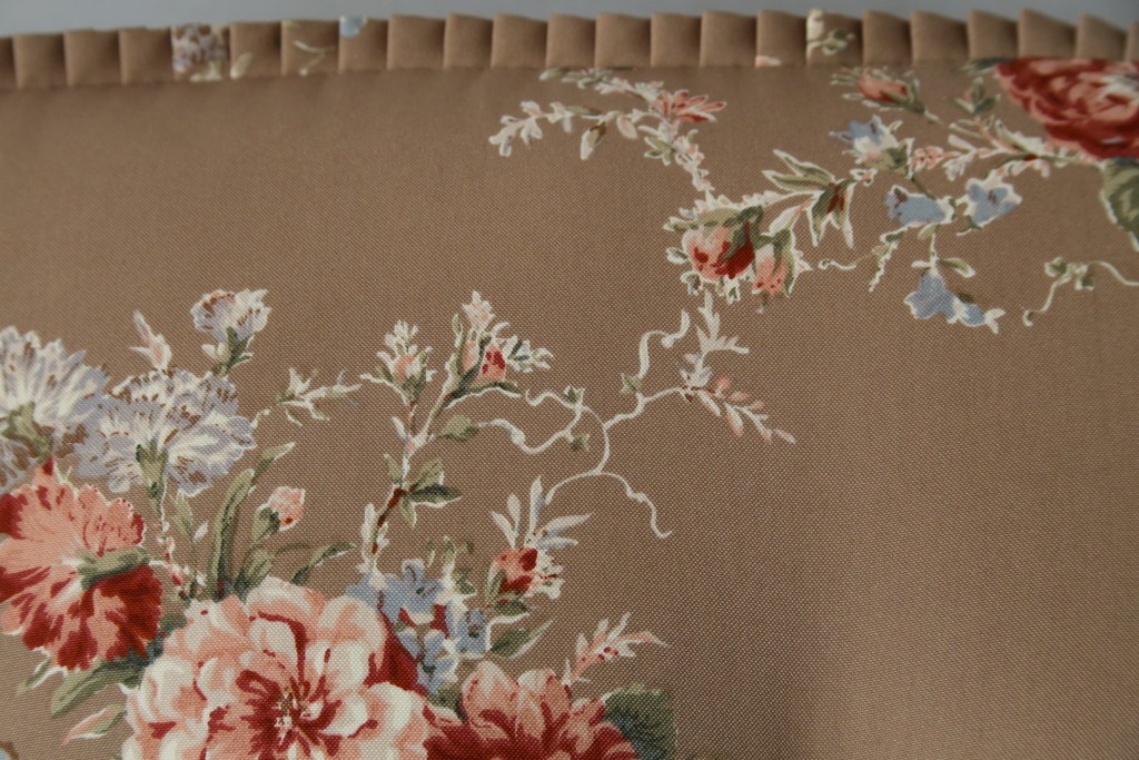 中古　美品　飛騨産業　キツツキ　穂高シリーズ　花柄とフリルが華やかなオットマン　(R-087259)