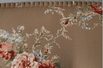 中古　美品　飛騨産業　キツツキ　穂高シリーズ　花柄とフリルが華やかなオットマン　(R-087259)