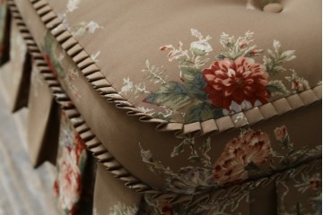 中古　美品　飛騨産業　キツツキ　穂高シリーズ　花柄とフリルが華やかなオットマン　(R-087259)