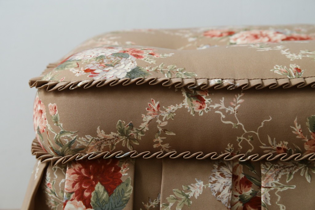 中古　美品　飛騨産業　キツツキ　穂高シリーズ　花柄とフリルが華やかなオットマン　(R-087259)