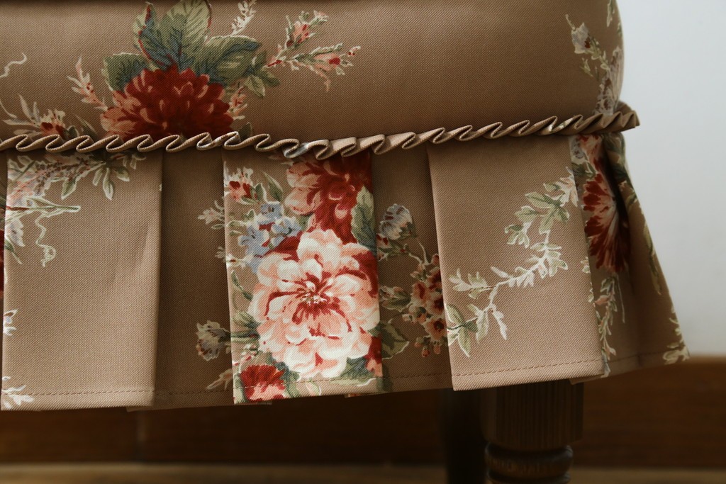 中古　美品　飛騨産業　キツツキ　穂高シリーズ　花柄とフリルが華やかなオットマン　(R-087259)