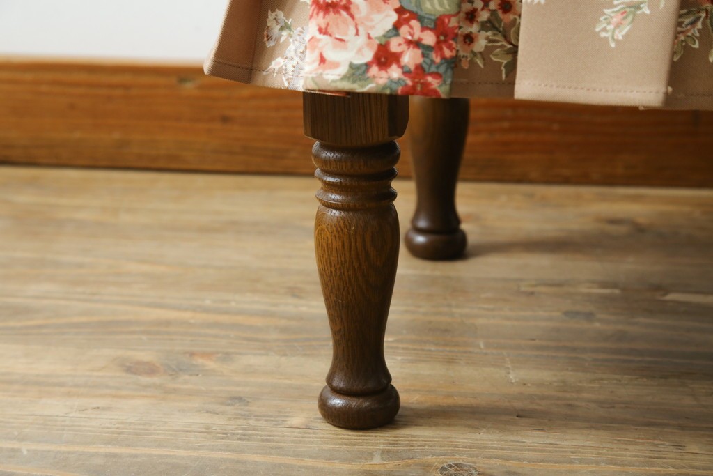 中古　美品　飛騨産業　キツツキ　穂高シリーズ　花柄とフリルが華やかなオットマン　(R-087259)