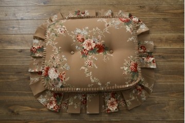 中古　美品　飛騨産業　キツツキ　穂高シリーズ　花柄とフリルが華やかなオットマン　(R-087259)