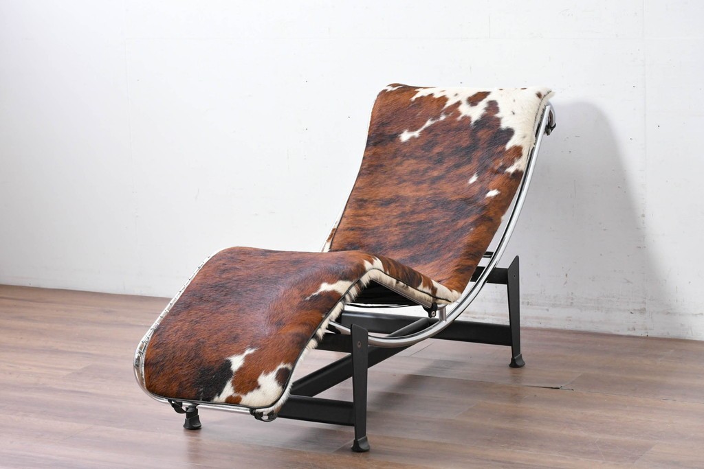 中古　リプロダクト品　Le Corbusier(ル・コルビュジエ)デザイン　LC4　本革　洗練されたフォルムのシェーズロング　(R-087260)