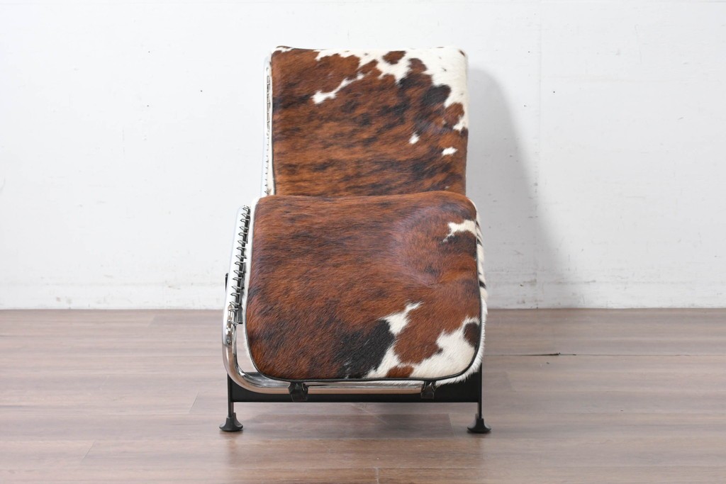 中古　リプロダクト品　Le Corbusier(ル・コルビュジエ)デザイン　LC4　本革　洗練されたフォルムのシェーズロング　(R-087260)