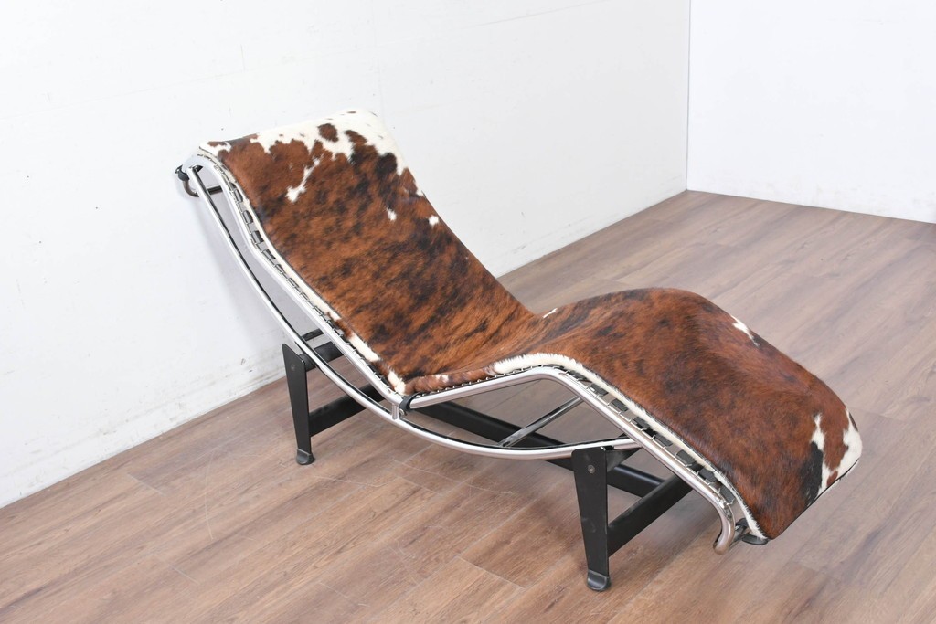 中古　リプロダクト品　Le Corbusier(ル・コルビュジエ)デザイン　LC4　本革　洗練されたフォルムのシェーズロング　(R-087260)