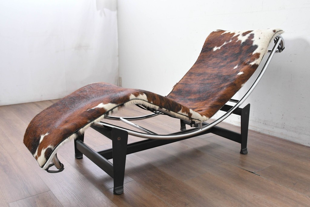 中古　リプロダクト品　Le Corbusier(ル・コルビュジエ)デザイン　LC4　本革　洗練されたフォルムのシェーズロング　(R-087260)