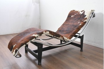 中古　リプロダクト品　Le Corbusier(ル・コルビュジエ)デザイン　LC4　本革　洗練されたフォルムのシェーズロング　(R-087260)