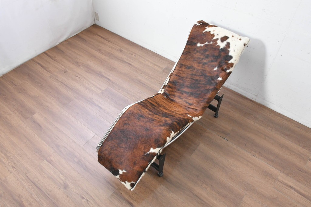 中古　リプロダクト品　Le Corbusier(ル・コルビュジエ)デザイン　LC4　本革　洗練されたフォルムのシェーズロング　(R-087260)