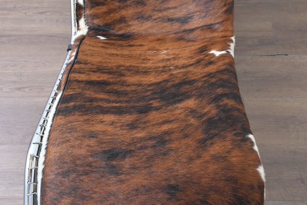 中古　リプロダクト品　Le Corbusier(ル・コルビュジエ)デザイン　LC4　本革　洗練されたフォルムのシェーズロング　(R-087260)