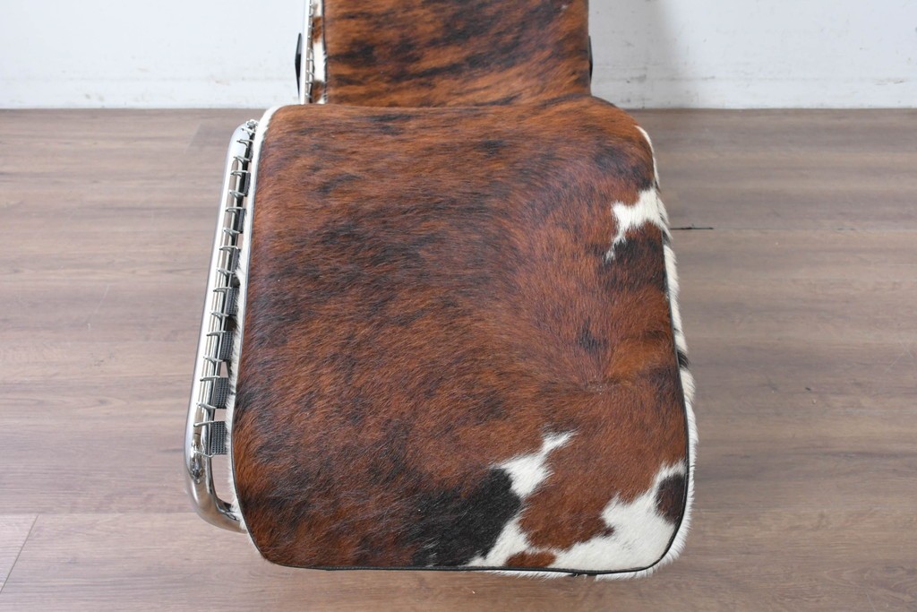 中古　リプロダクト品　Le Corbusier(ル・コルビュジエ)デザイン　LC4　本革　洗練されたフォルムのシェーズロング　(R-087260)